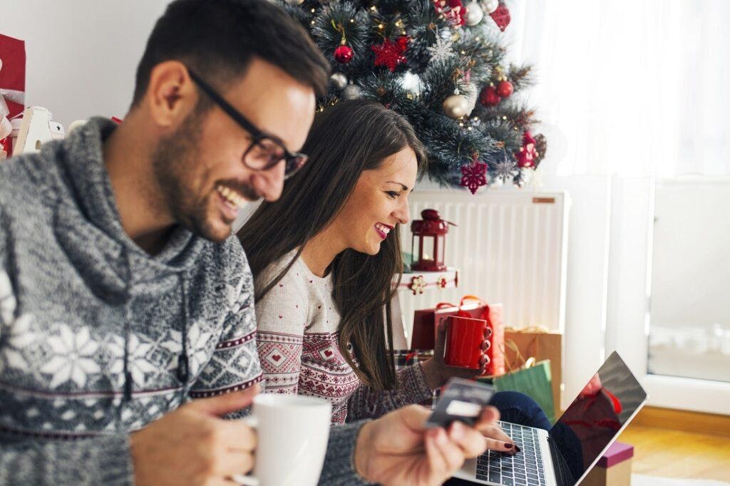 Pár dělá vánoční nákupy online