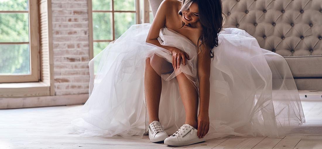 Nevěsta si ke svatebním šatům nazouvá bílé plátěnky