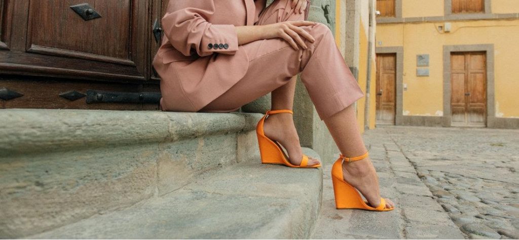 oranžové sandály, sandály na klínku, dámský kostýmek