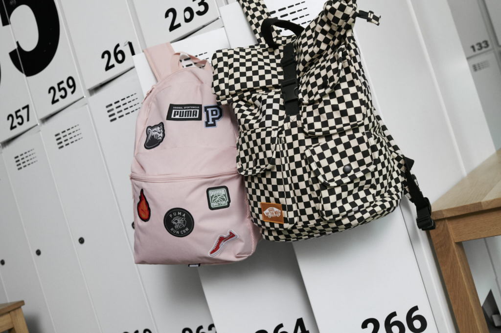 růžový školní batoh Puma s nášivkami a černobílý batoh Vans