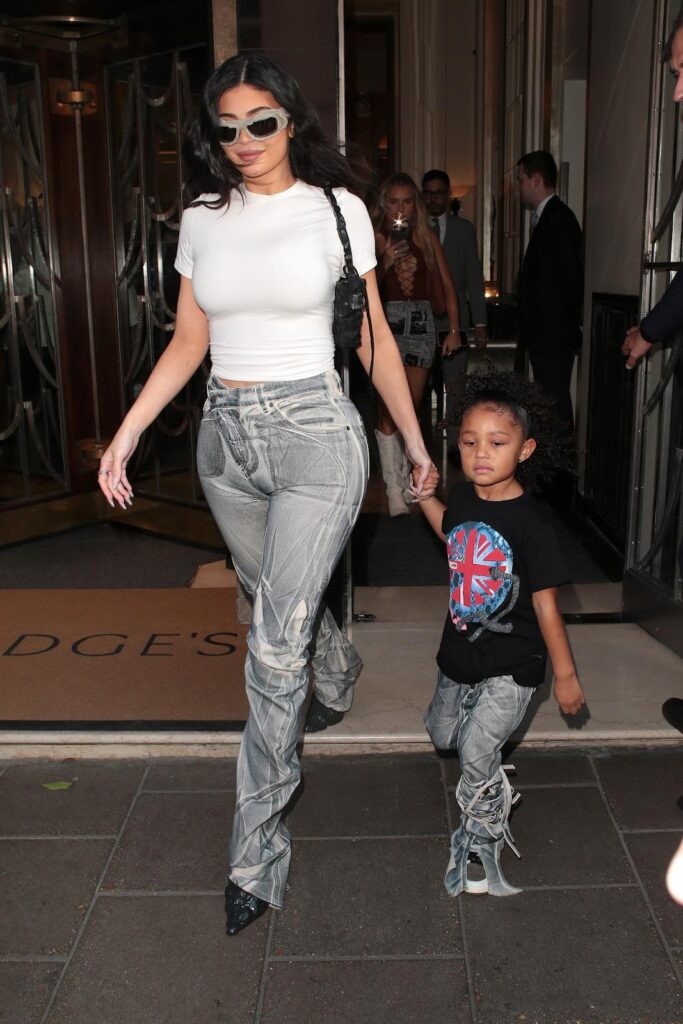 Kylie Jenner v bílém tričku, džínách a černých lodičkách
