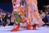 Módní dámská obuv SS 2024 – modelky v květinových šatech a s červenými lodičkami na jehlových podpatcích