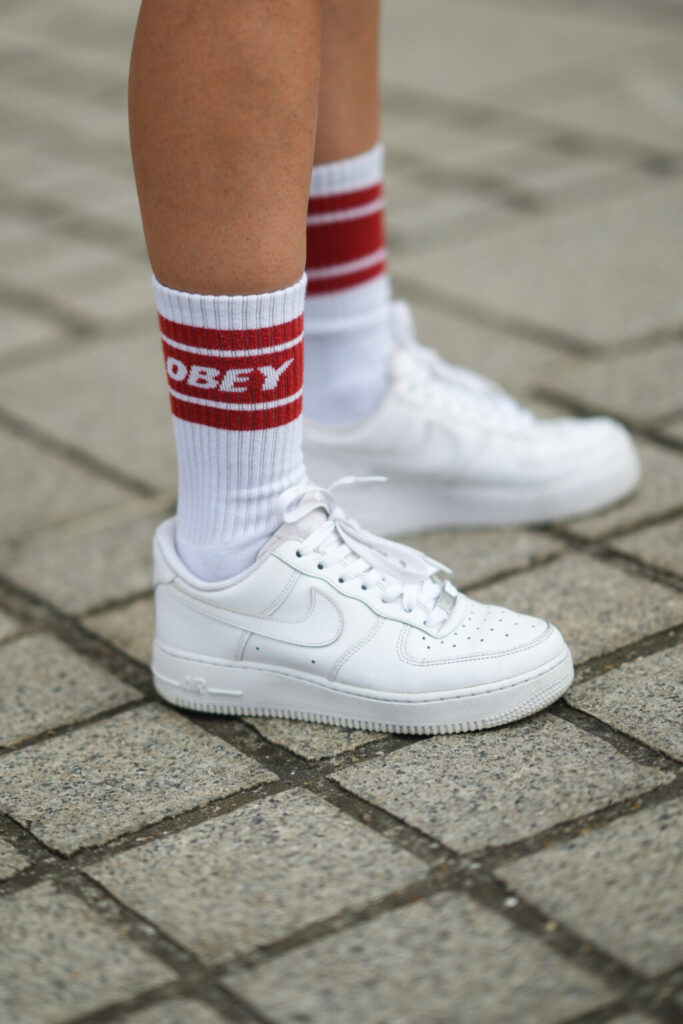 Bílé boty od značky Nike. 
