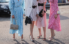 4 ženy oblečené do šatů a svatebních bot