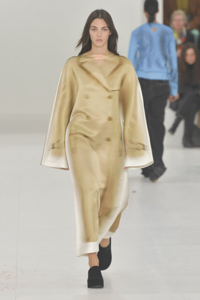 modelka v oversize kabátu Loewe