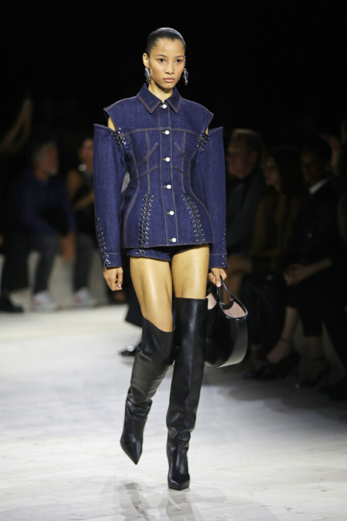 Módní obuv jaro/léto 2024 – modelka v džínovém modelu ve vysokých černých kozačkách, Alexander McQueen