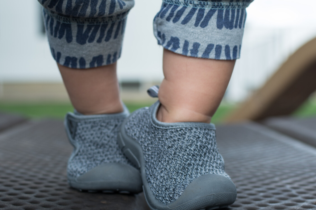 dětská letní obuv: tenisky se síťovaným svrškem