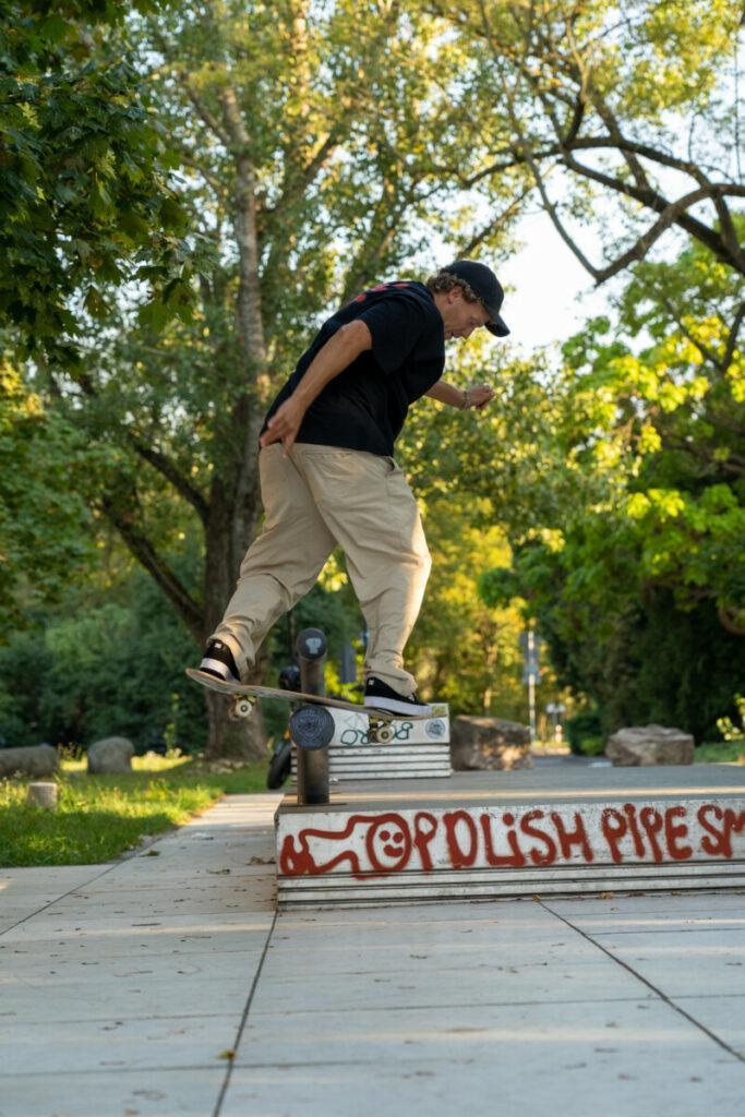 skateboardista předvádí trik