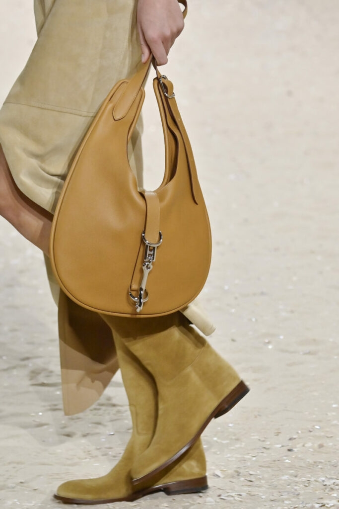 Módní kabelky na jaro a léto 2026: kobaltové