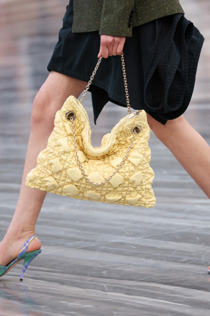 Módní kabelky na jaro a léto 2026: pytle