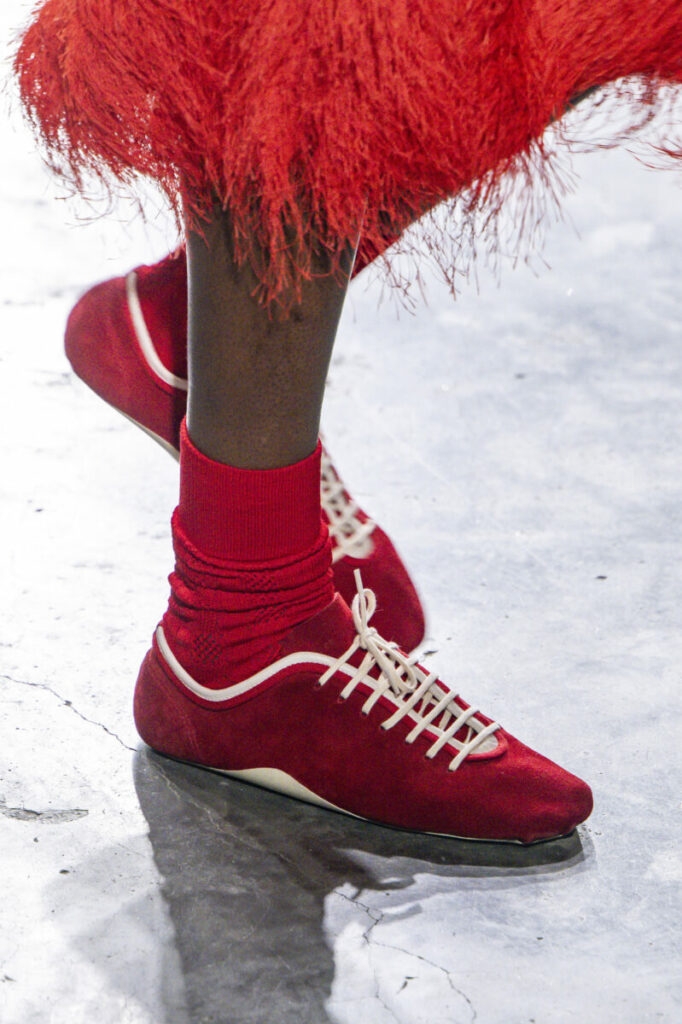 Módní boty na jaro a léto 2026: ultra ploché tenisky