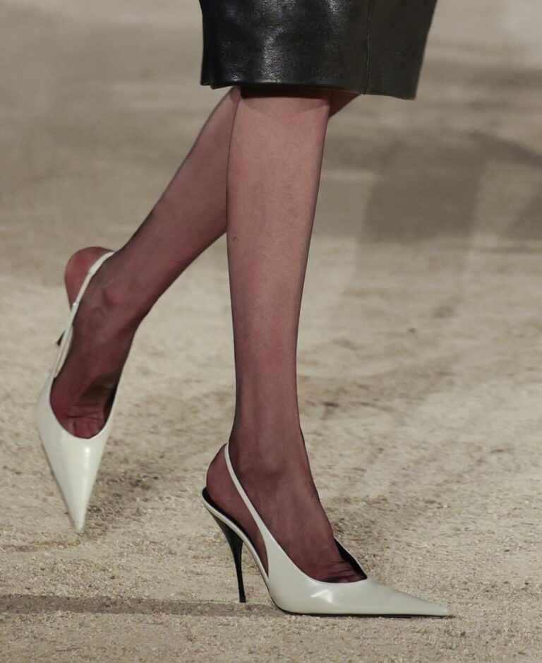 Módní boty na jaro a léto 2026: slingbacky a ve stylu V-neck